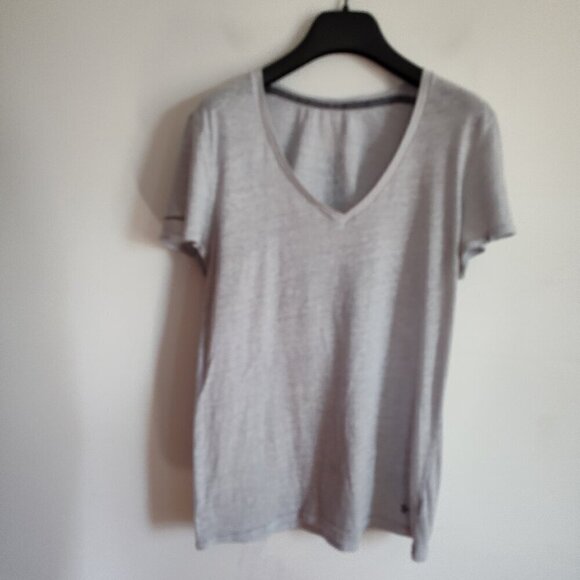Ladies SZ M Under Armour Grey T-Shirt - Picture 1 of 3